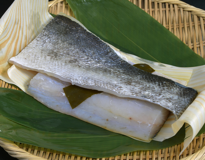 氷温熟成 鱸 すずき の昆布締め 皮付き半身 頭側 尾側各1枚 冷蔵 美味お取り寄せ Dancyu