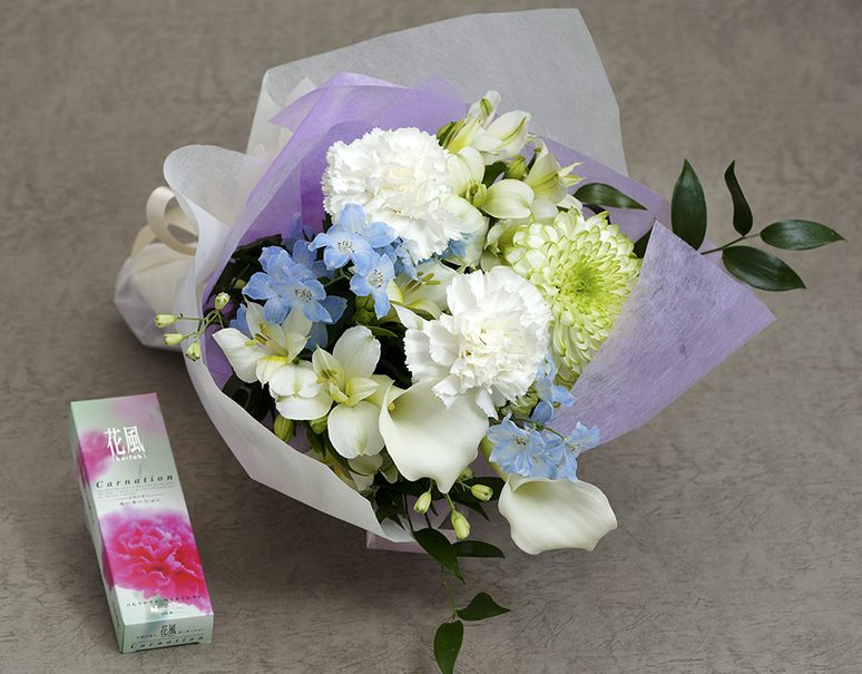 母の日ギフト 白いカーネーション入り お供えの花束 カーネーション他 ラッピング込み お線香付き 常温 美味お取り寄せ Dancyu